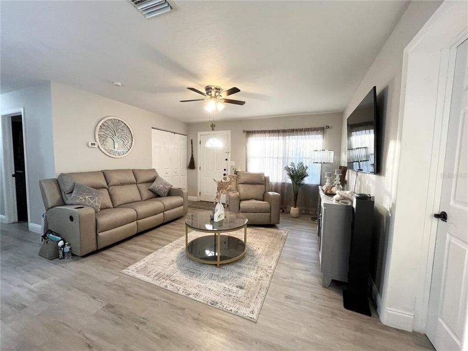 Activo con contrato: $285,000 (4 camas, 2 baños, 1864 Pies cuadrados)