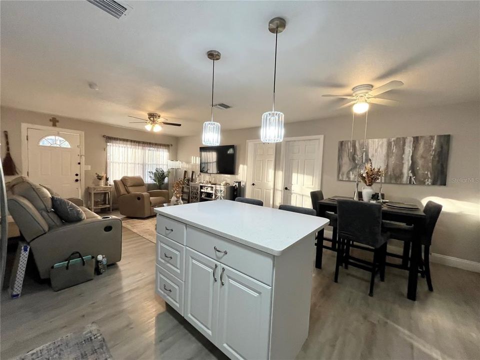 Activo con contrato: $285,000 (4 camas, 2 baños, 1864 Pies cuadrados)