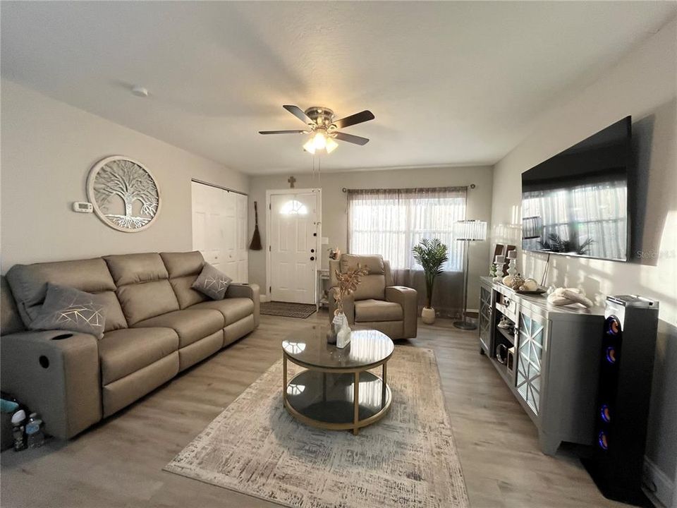 Activo con contrato: $285,000 (4 camas, 2 baños, 1864 Pies cuadrados)