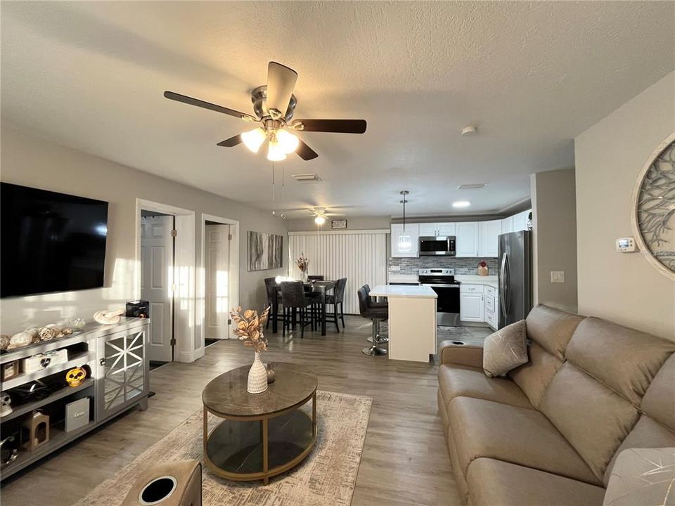 Activo con contrato: $285,000 (4 camas, 2 baños, 1864 Pies cuadrados)