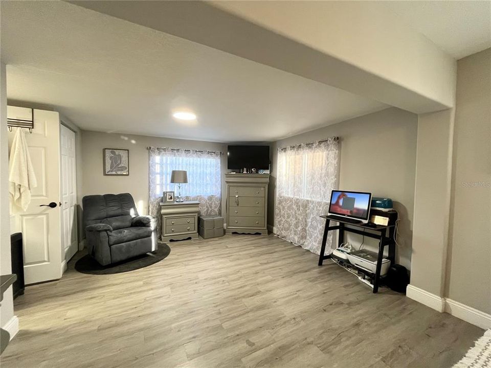 Activo con contrato: $285,000 (4 camas, 2 baños, 1864 Pies cuadrados)