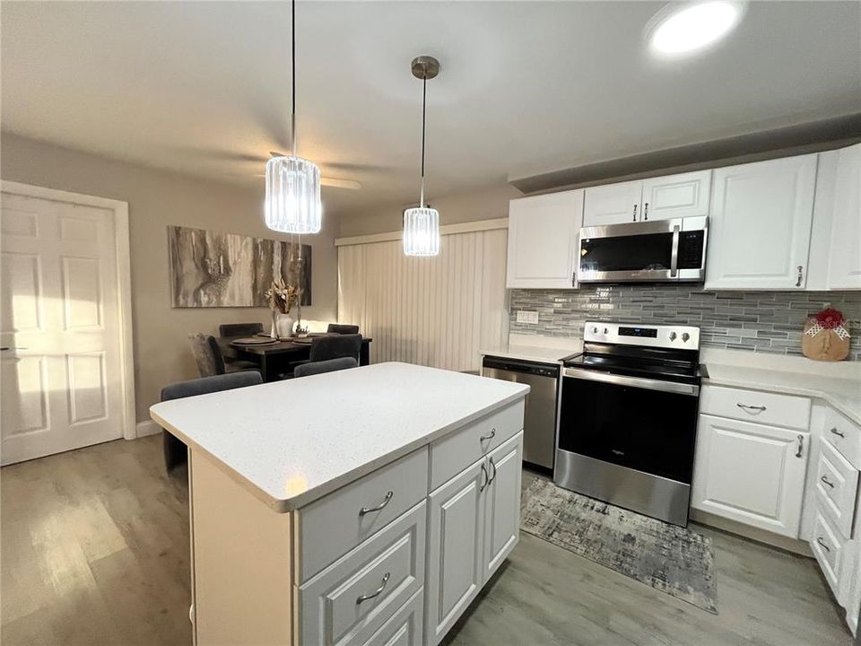 Activo con contrato: $285,000 (4 camas, 2 baños, 1864 Pies cuadrados)