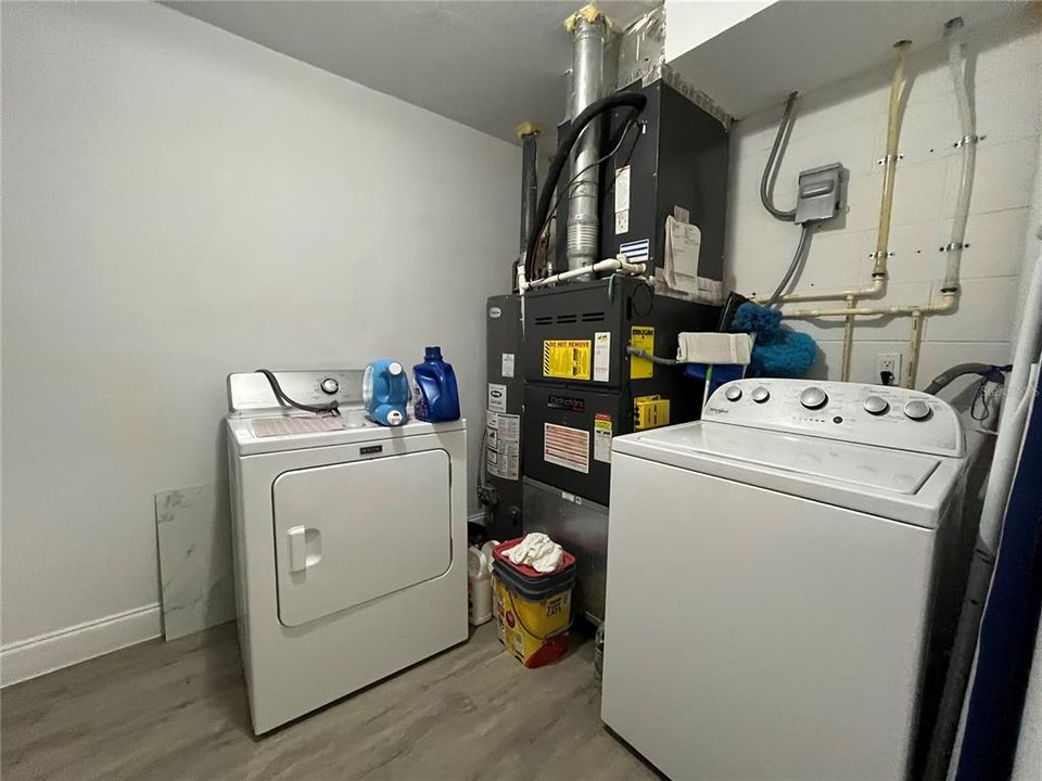 Activo con contrato: $285,000 (4 camas, 2 baños, 1864 Pies cuadrados)