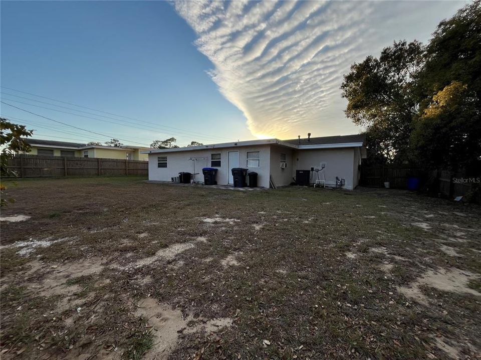 Activo con contrato: $285,000 (4 camas, 2 baños, 1864 Pies cuadrados)