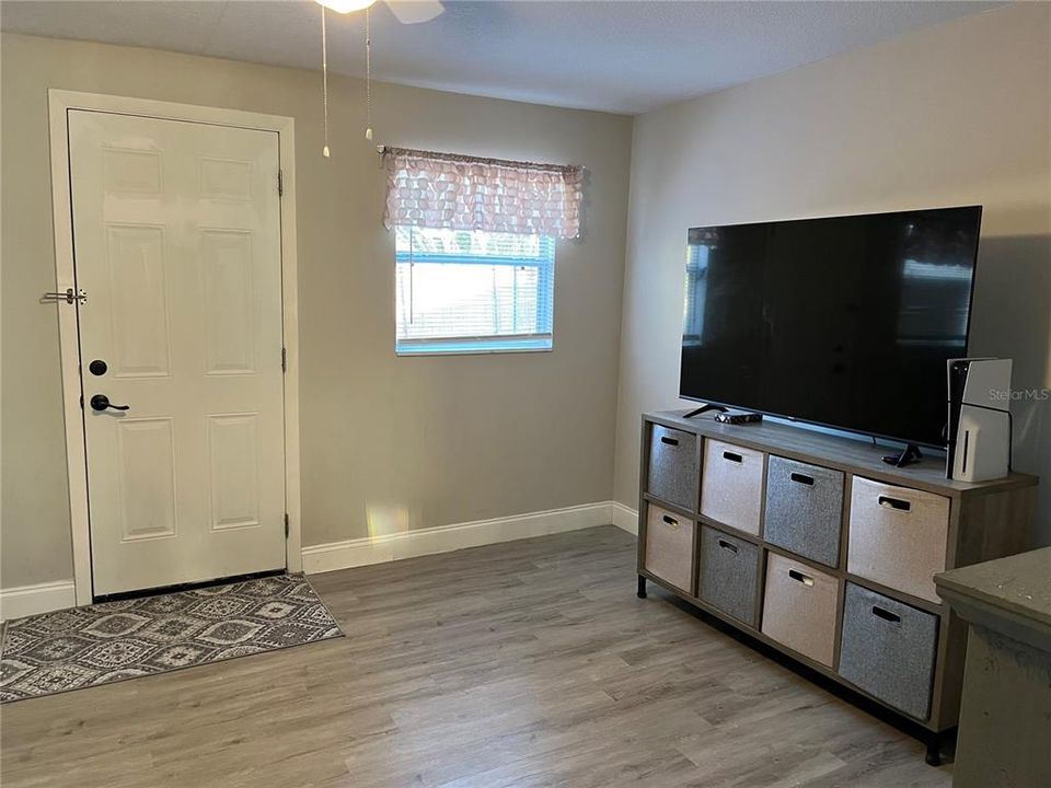 Activo con contrato: $285,000 (4 camas, 2 baños, 1864 Pies cuadrados)