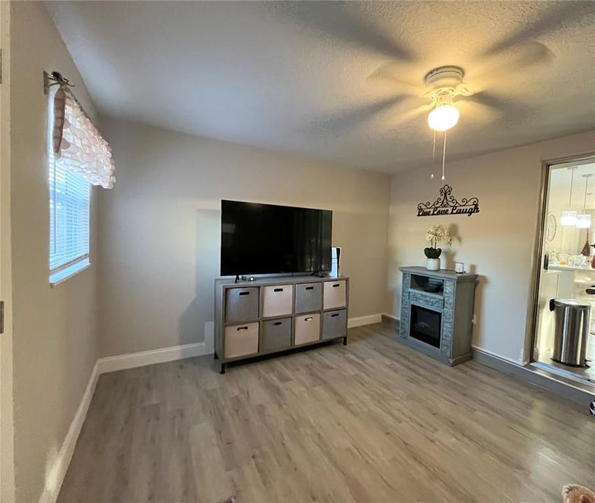 Activo con contrato: $285,000 (4 camas, 2 baños, 1864 Pies cuadrados)