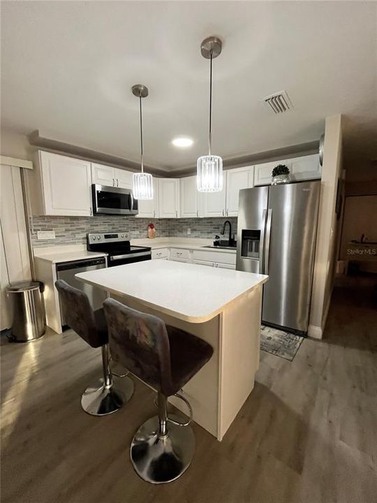 Activo con contrato: $285,000 (4 camas, 2 baños, 1864 Pies cuadrados)