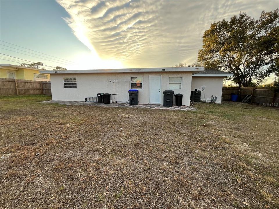 Activo con contrato: $285,000 (4 camas, 2 baños, 1864 Pies cuadrados)