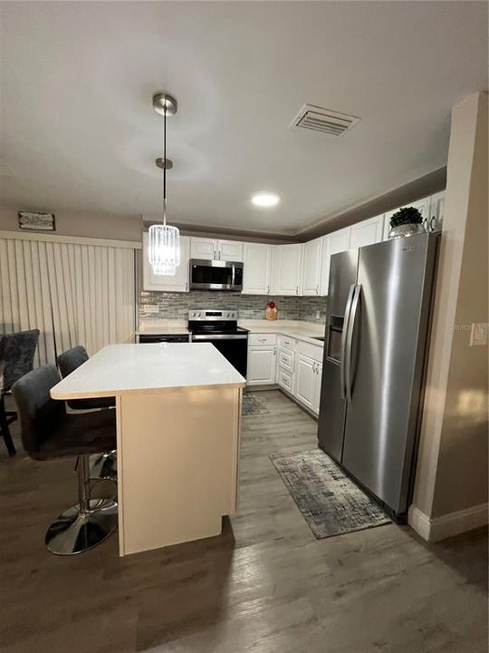 Activo con contrato: $285,000 (4 camas, 2 baños, 1864 Pies cuadrados)