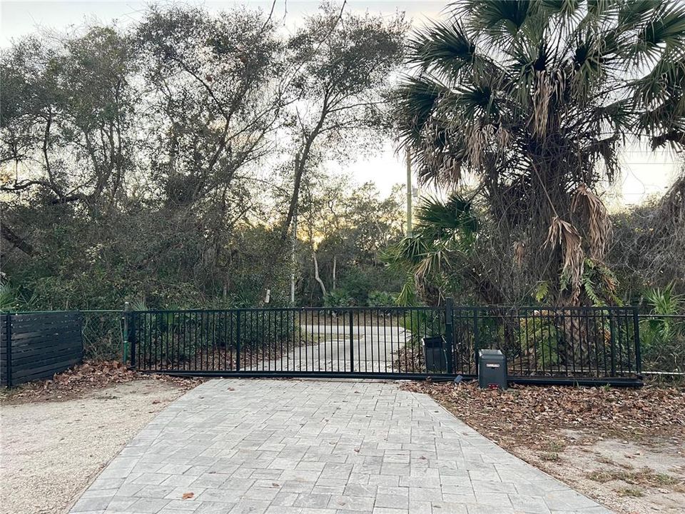 For Sale: $1,550,000 (6 beds, 4 baths, 5475 Square Feet)