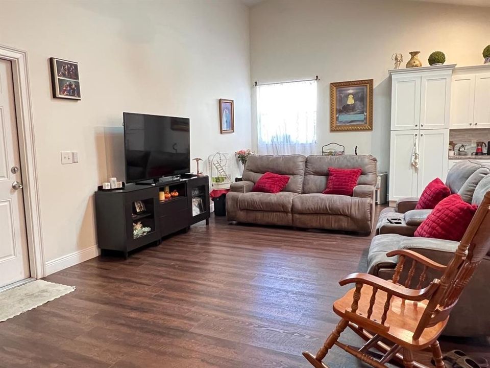 For Sale: $1,550,000 (6 beds, 4 baths, 5475 Square Feet)