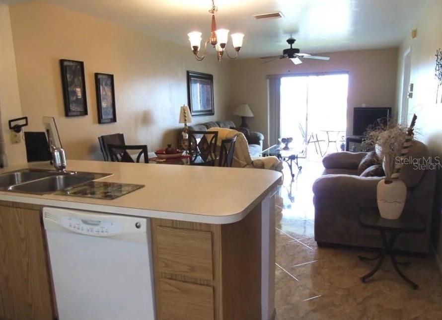 For Rent: $1,150 (2 beds, 2 baths, 871 Square Feet)