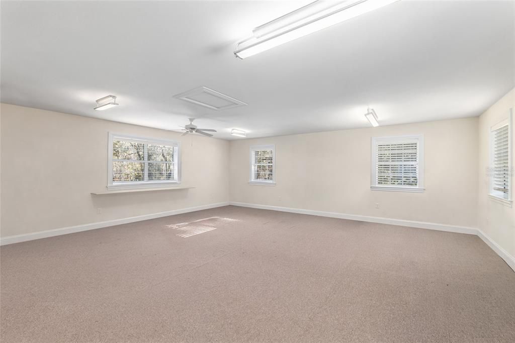 Activo con contrato: $999,000 (4 camas, 3 baños, 3610 Pies cuadrados)