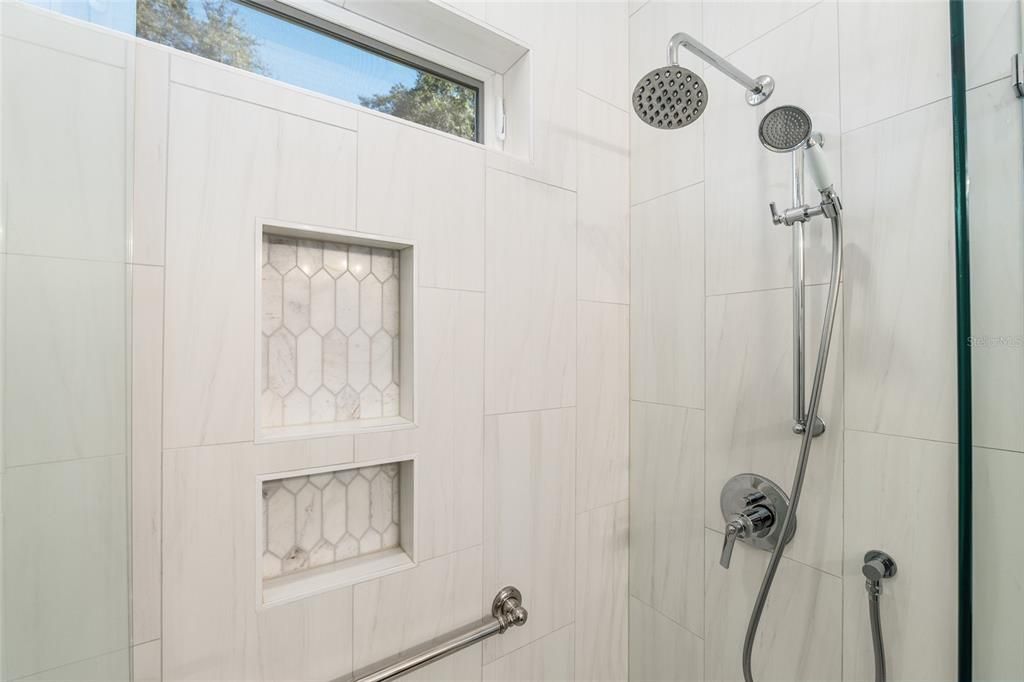Activo con contrato: $999,000 (4 camas, 3 baños, 3610 Pies cuadrados)