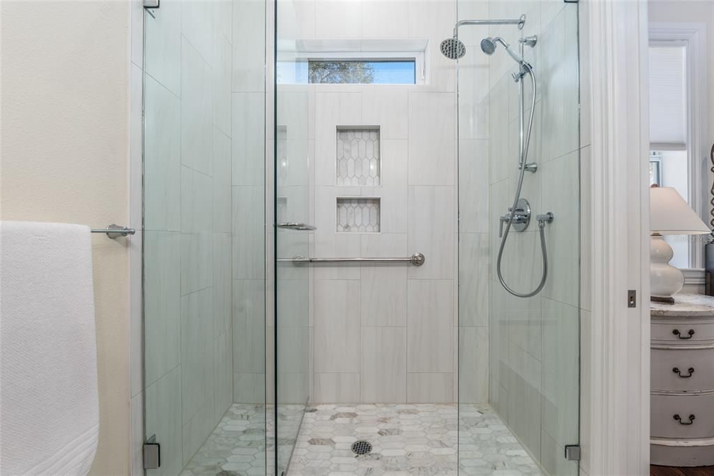Activo con contrato: $999,000 (4 camas, 3 baños, 3610 Pies cuadrados)