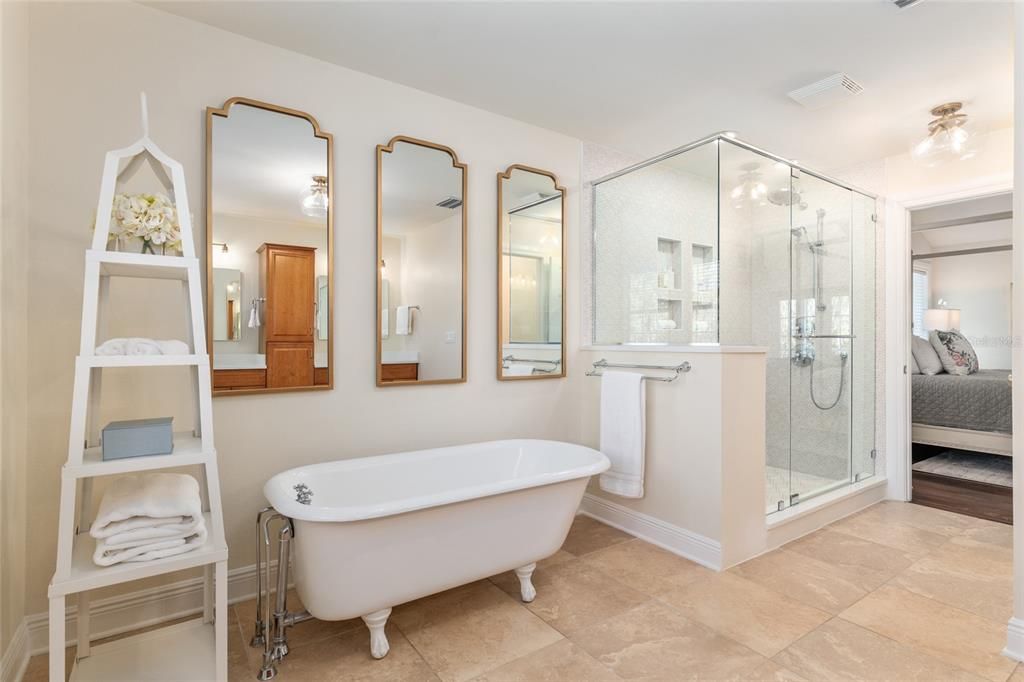 Activo con contrato: $999,000 (4 camas, 3 baños, 3610 Pies cuadrados)