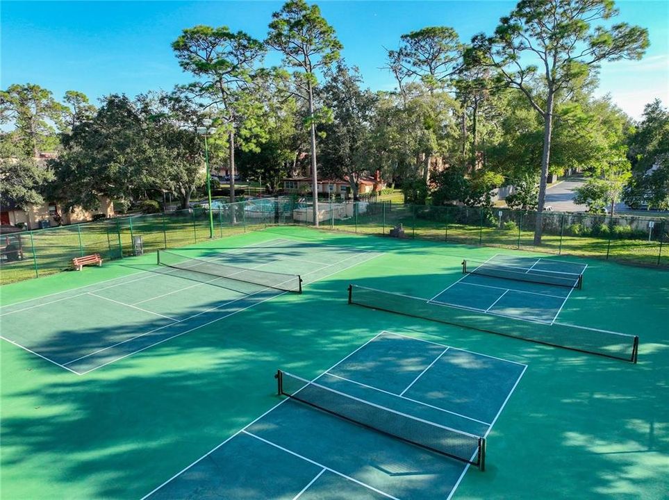 合同活跃: $110,000 (2 贝兹, 2 浴室, 832 平方英尺)