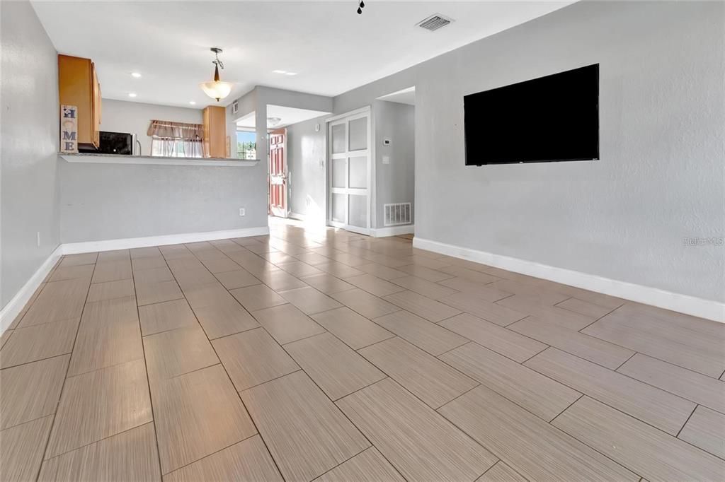 合同活跃: $110,000 (2 贝兹, 2 浴室, 832 平方英尺)