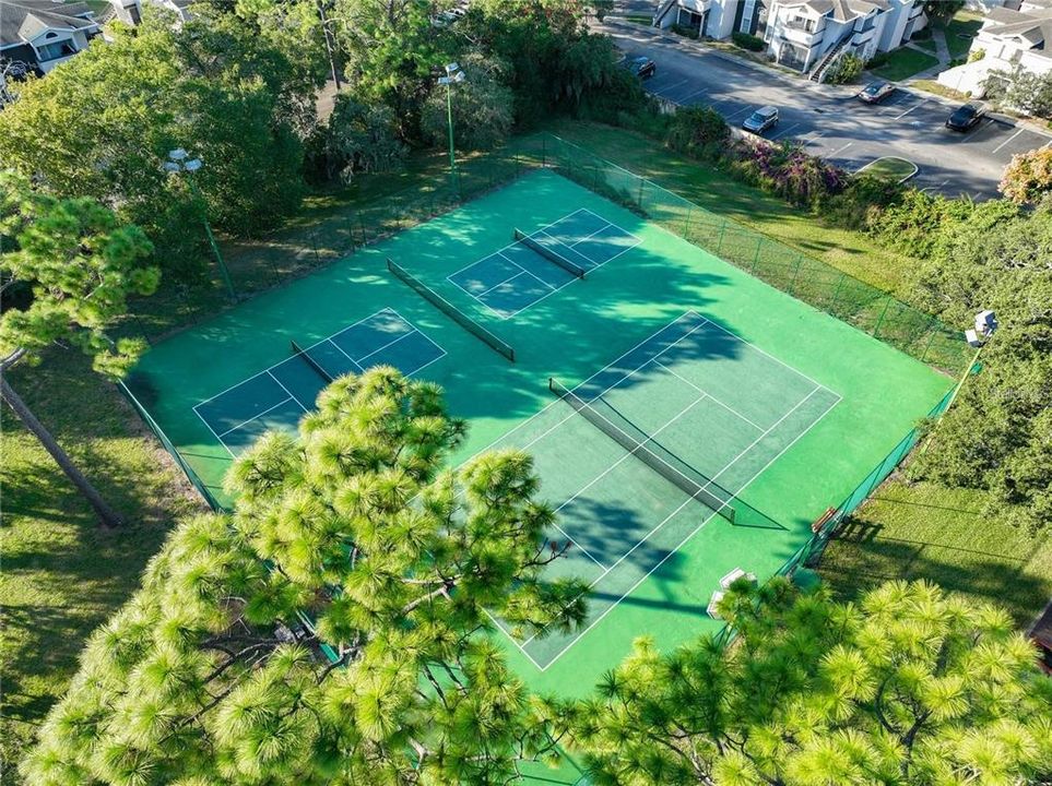 合同活跃: $110,000 (2 贝兹, 2 浴室, 832 平方英尺)