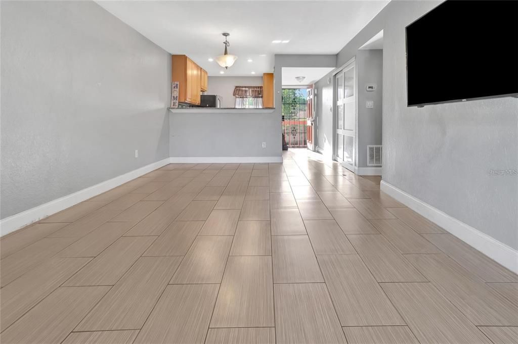 合同活跃: $110,000 (2 贝兹, 2 浴室, 832 平方英尺)