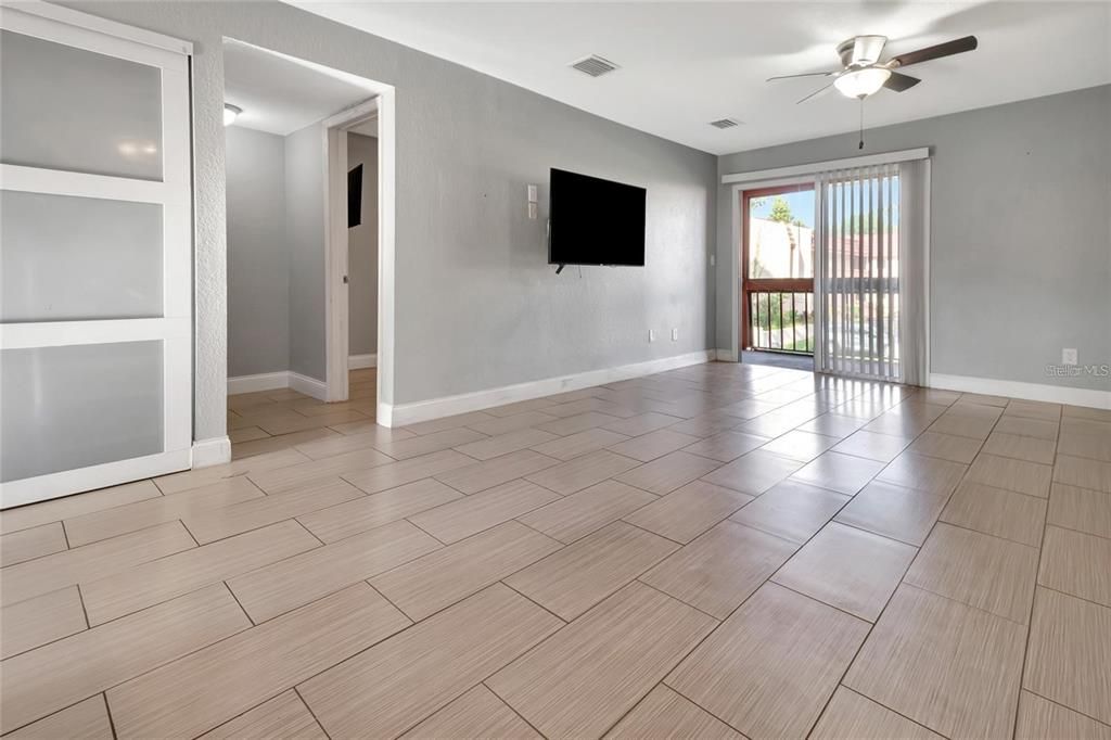 合同活跃: $110,000 (2 贝兹, 2 浴室, 832 平方英尺)