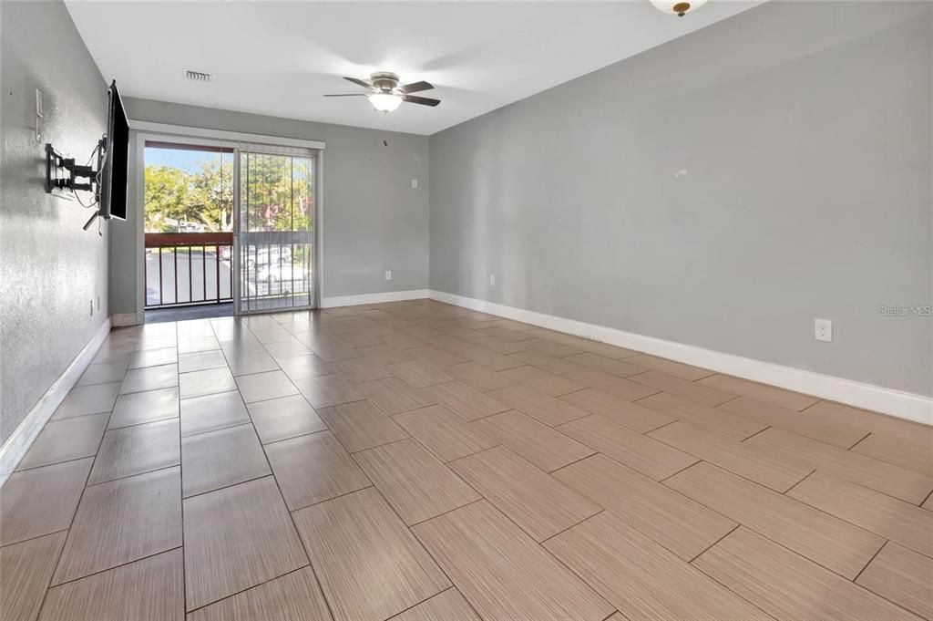 合同活跃: $110,000 (2 贝兹, 2 浴室, 832 平方英尺)