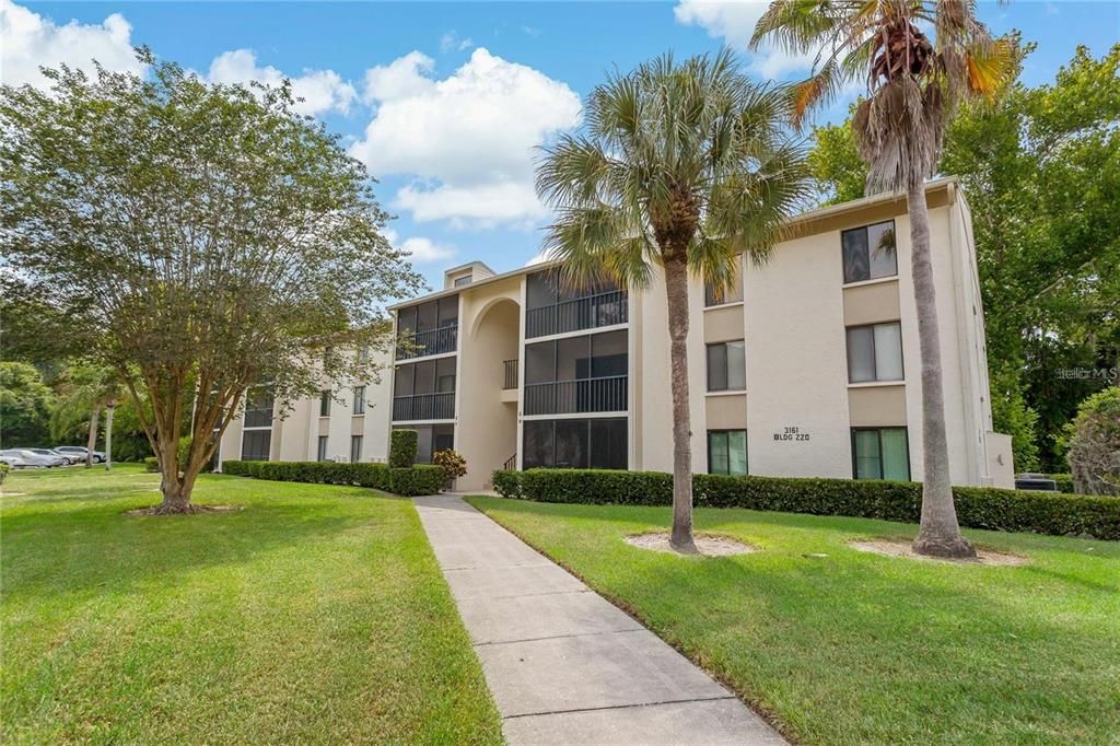 For Rent: $1,600 (2 beds, 2 baths, 979 Square Feet)