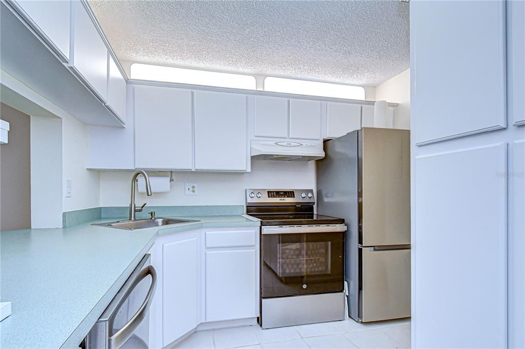 For Rent: $1,600 (2 beds, 2 baths, 979 Square Feet)