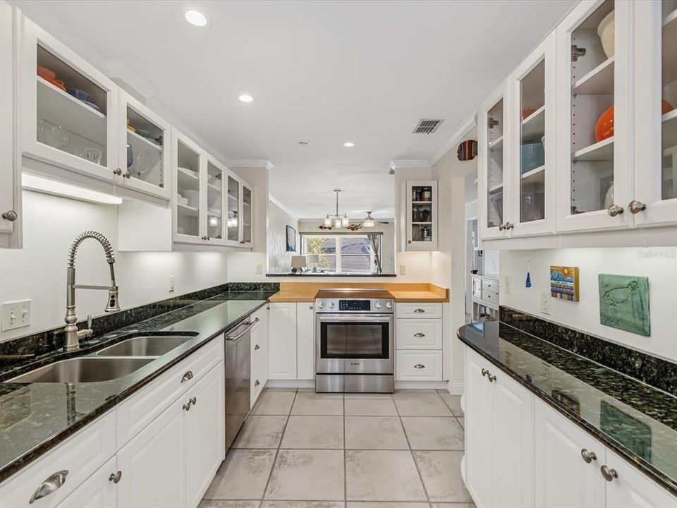 For Sale: $395,000 (2 beds, 2 baths, 1197 Square Feet)