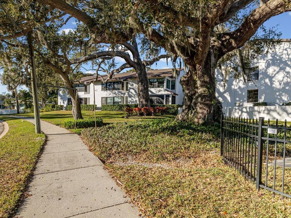 For Sale: $395,000 (2 beds, 2 baths, 1197 Square Feet)