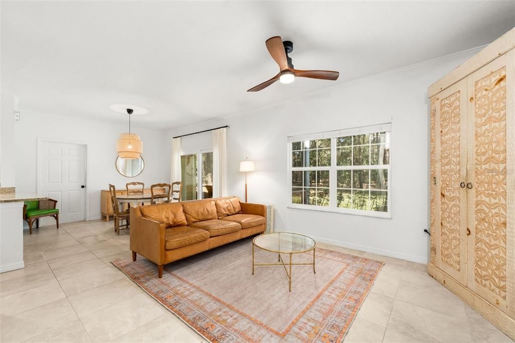 Под контрактом: $239,000 (3 спален, 2 ванн, 1369 Квадратных фут)