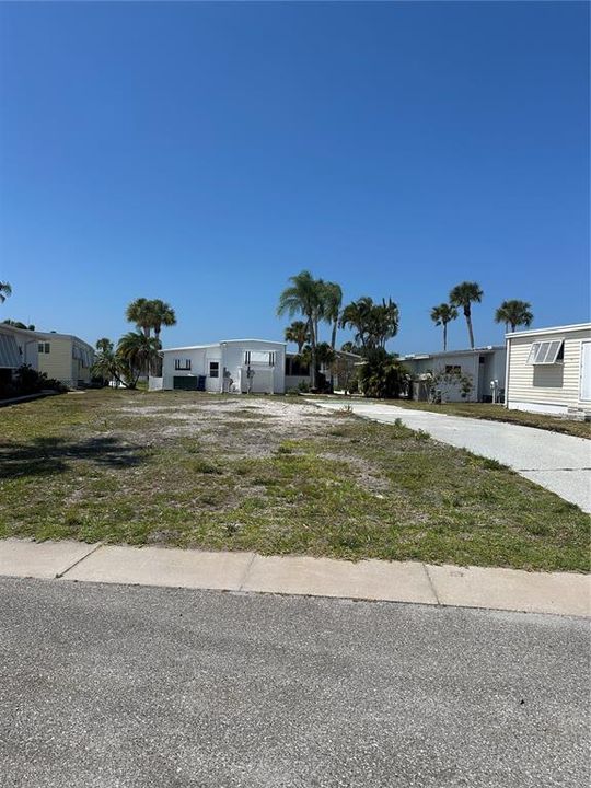 На продажу: $52,000 (0.09 acres)