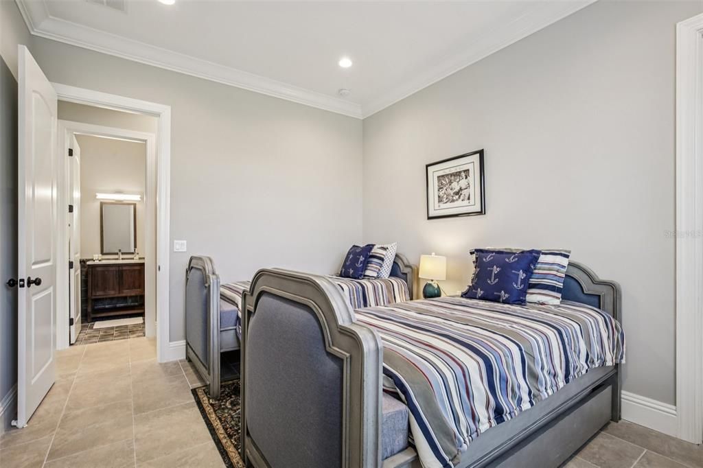 Activo con contrato: $2,600,000 (5 camas, 5 baños, 3043 Pies cuadrados)