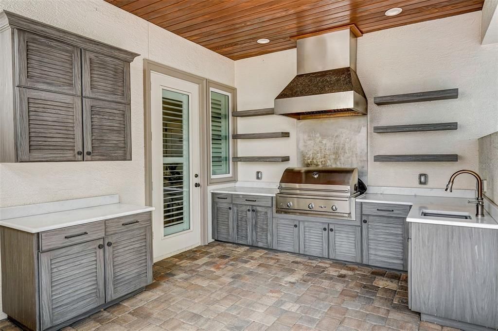 Activo con contrato: $2,600,000 (5 camas, 5 baños, 3043 Pies cuadrados)