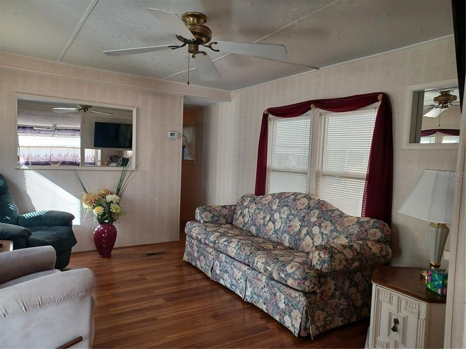 For Sale: $79,900 (2 beds, 1 baths, 672 Square Feet)