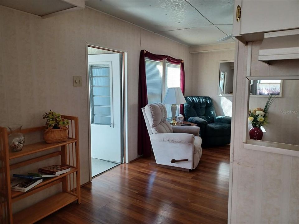 For Sale: $79,900 (2 beds, 1 baths, 672 Square Feet)