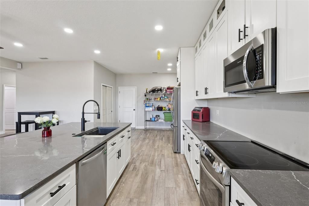 En Venta: $799,950 (3 camas, 3 baños, 2949 Pies cuadrados)