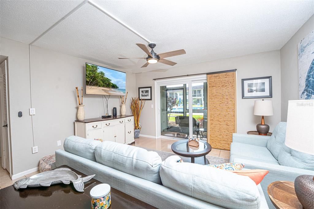 For Sale: $319,000 (2 beds, 1 baths, 838 Square Feet)