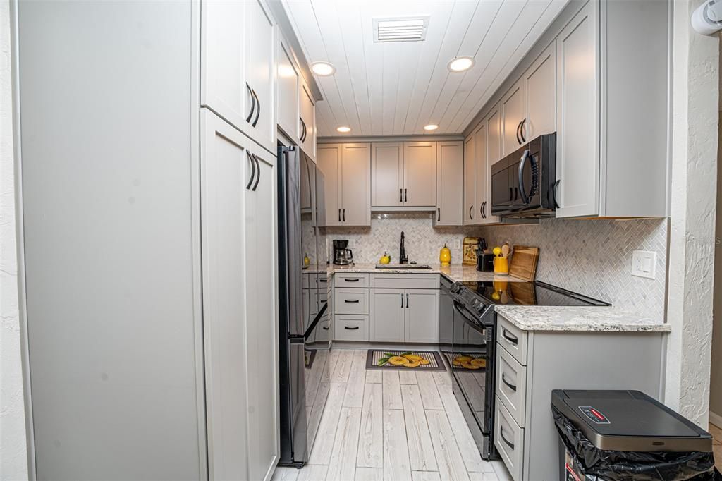 For Sale: $319,000 (2 beds, 1 baths, 838 Square Feet)