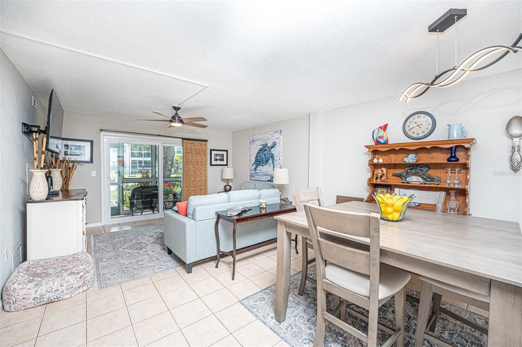 For Sale: $319,000 (2 beds, 1 baths, 838 Square Feet)