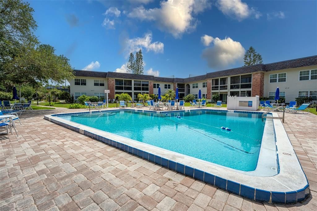 For Sale: $319,000 (2 beds, 1 baths, 838 Square Feet)