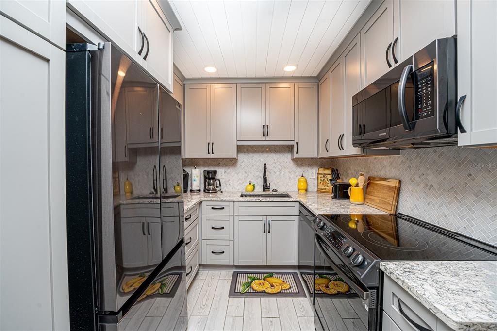 For Sale: $319,000 (2 beds, 1 baths, 838 Square Feet)