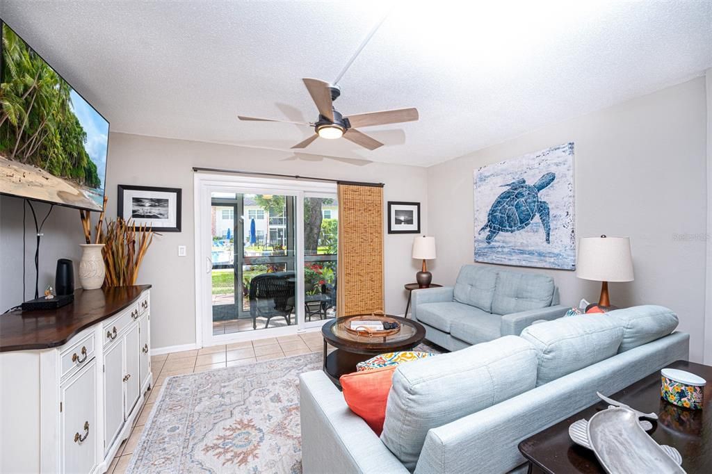 For Sale: $319,000 (2 beds, 1 baths, 838 Square Feet)