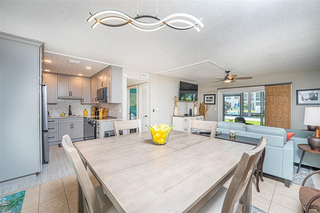 For Sale: $319,000 (2 beds, 1 baths, 838 Square Feet)