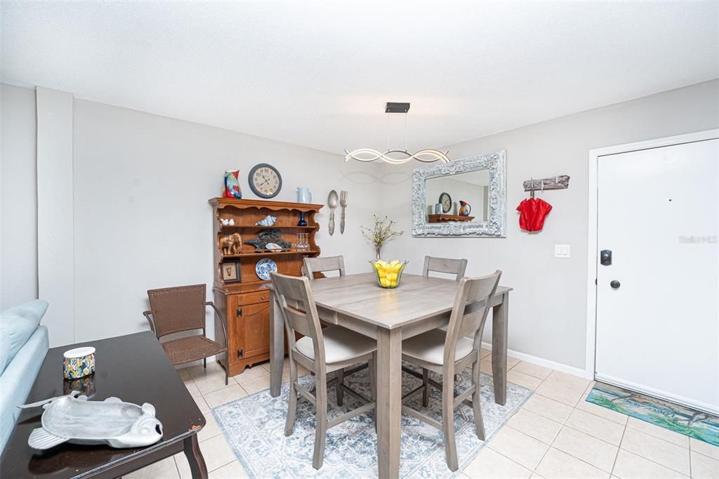 For Sale: $319,000 (2 beds, 1 baths, 838 Square Feet)