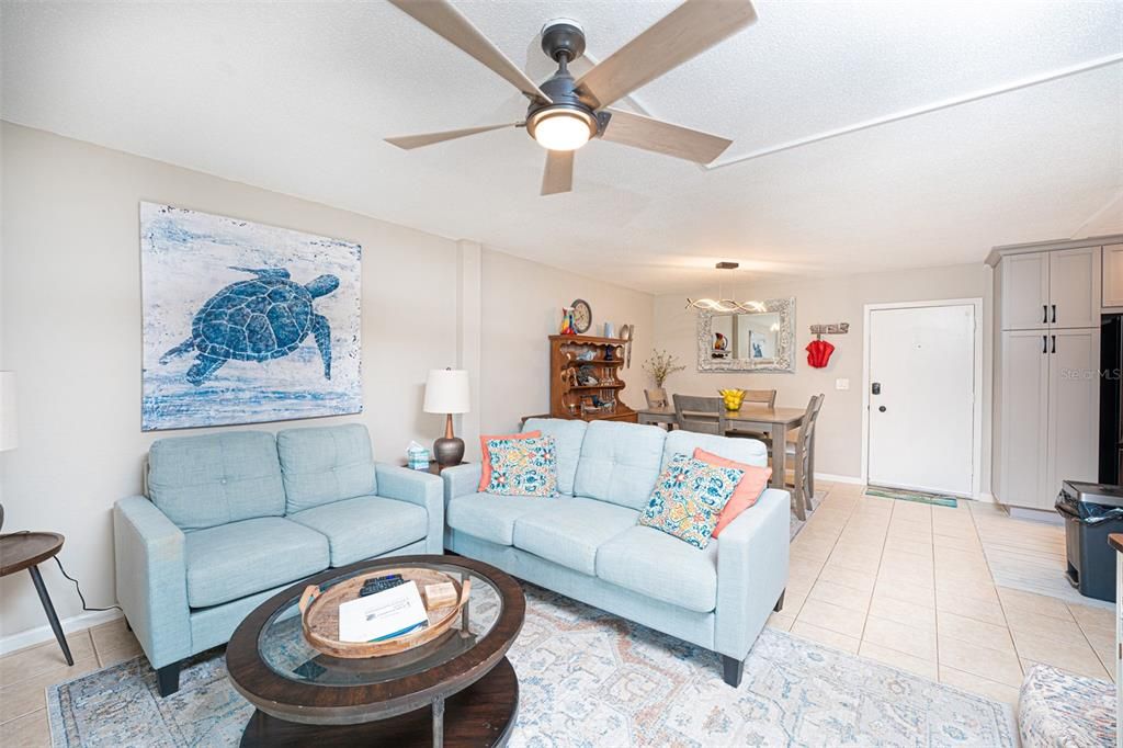 For Sale: $319,000 (2 beds, 1 baths, 838 Square Feet)