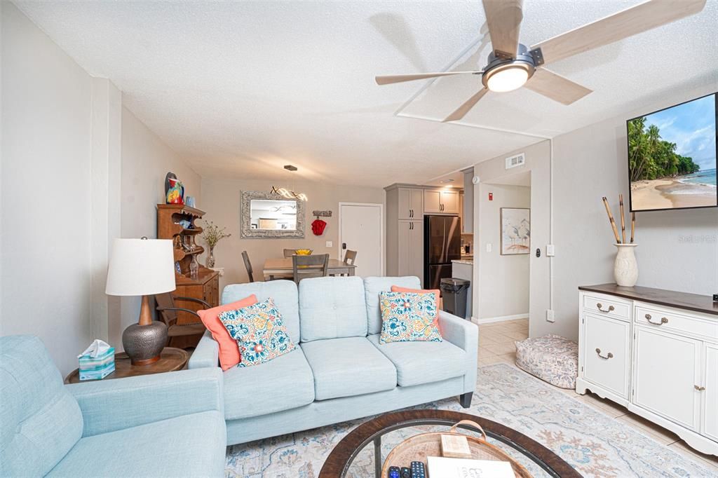 For Sale: $319,000 (2 beds, 1 baths, 838 Square Feet)
