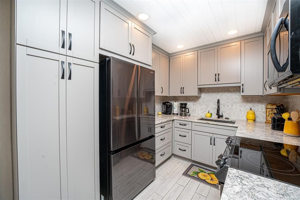 For Sale: $319,000 (2 beds, 1 baths, 838 Square Feet)
