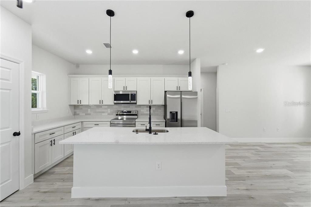 Active With Contract: $265,900 (3 beds, 2 baths, 1529 Square Feet)