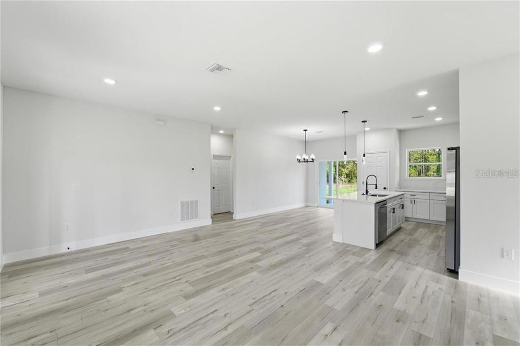 Active With Contract: $265,900 (3 beds, 2 baths, 1529 Square Feet)